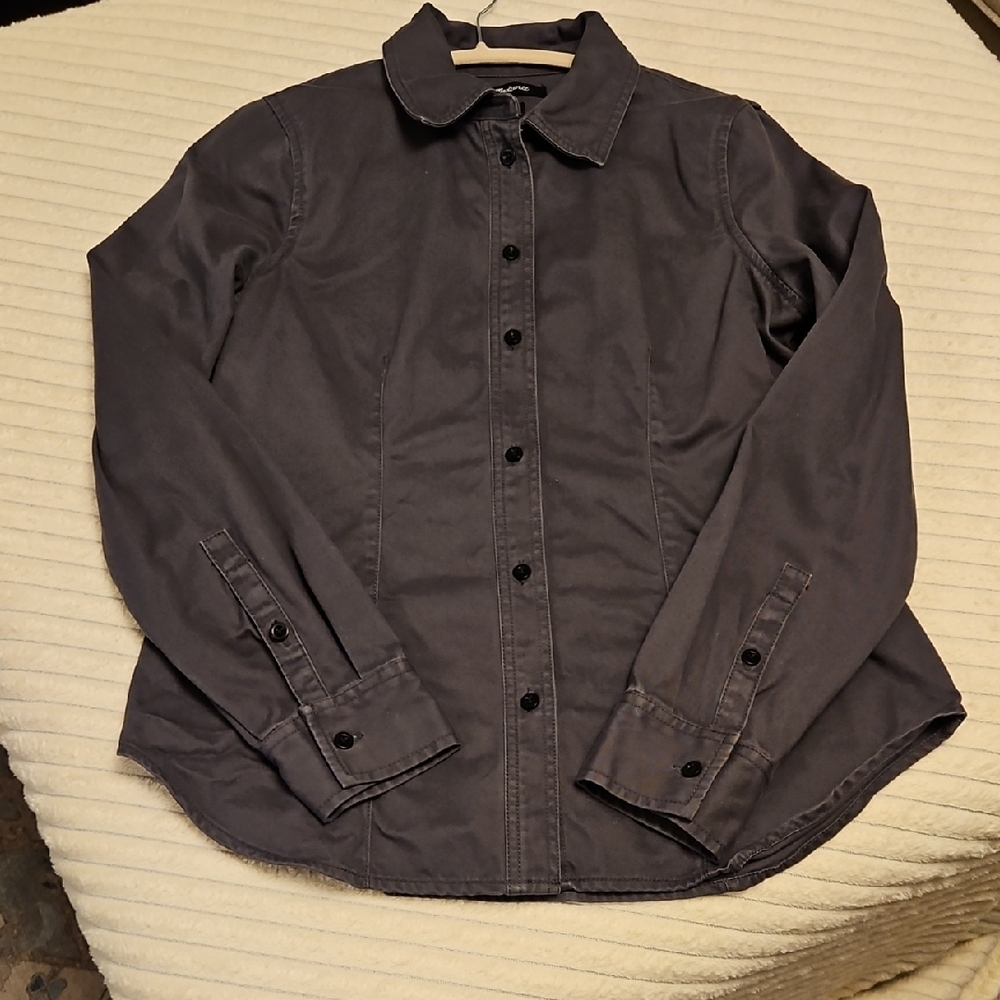 Madewell fitted gray heavy weight button-up shirt. Size 6.